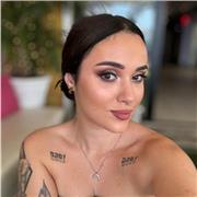 Profesora de inglés imparte clases a niños como máximo nivel B2